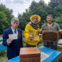 Валерий Сушков с Евгением Черняевым отправляет Пчелиную почту в Задонском районе в Министерстве пчелиной почты