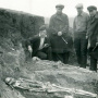 А.П. Дубок (третий слева) на Кузнецком неолитическом могильнике. 1930-1950-е гг.